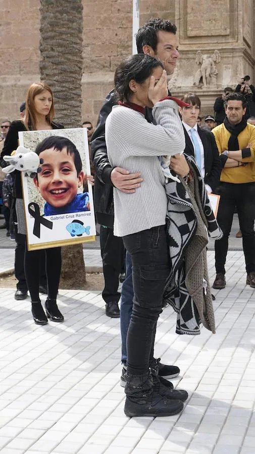Los padres de Gabriel Cruz esperan el féretro a la salida de la Catedral de Almería, donde esta mañana se ha celebrado el funeral por el pequeño de 8 años. 