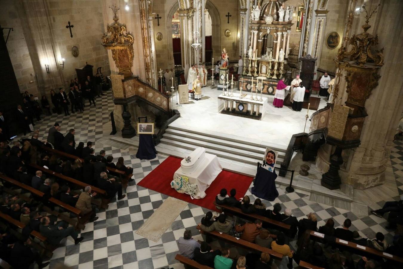 Las imágenes más emotivas del funeral por el niño Gabriel en Almería