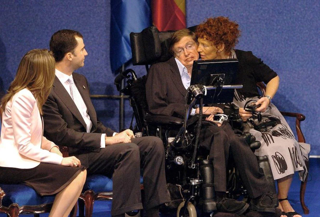 Stephen Hawking, junto a los entonces Príncipes de Asturias, en el XXV Aniversario de los Premios Príncipe de Asturias (año 2005). 