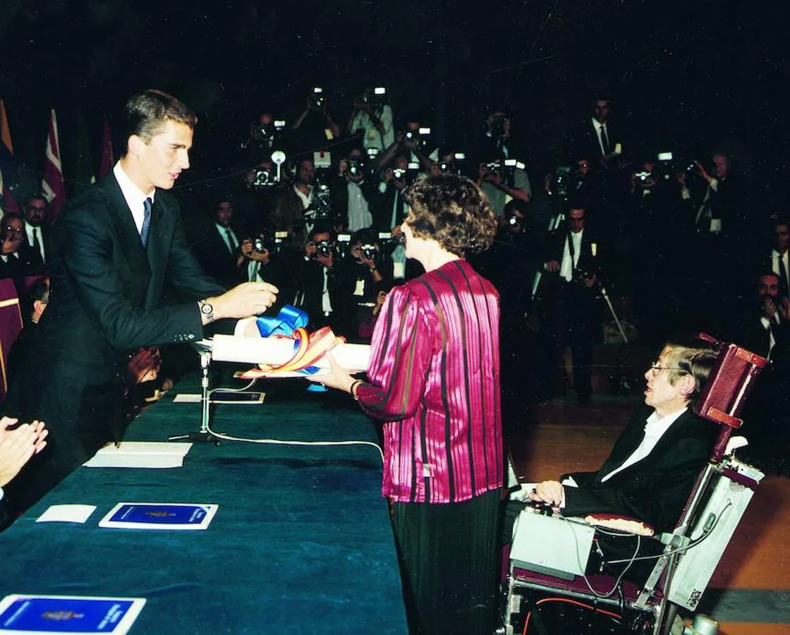 Stephen Hawking recibió el Premio Príncipe de Asturias de la Concordia en el año 1989. En la imagen, junto al entonces Príncipe Felipe. 