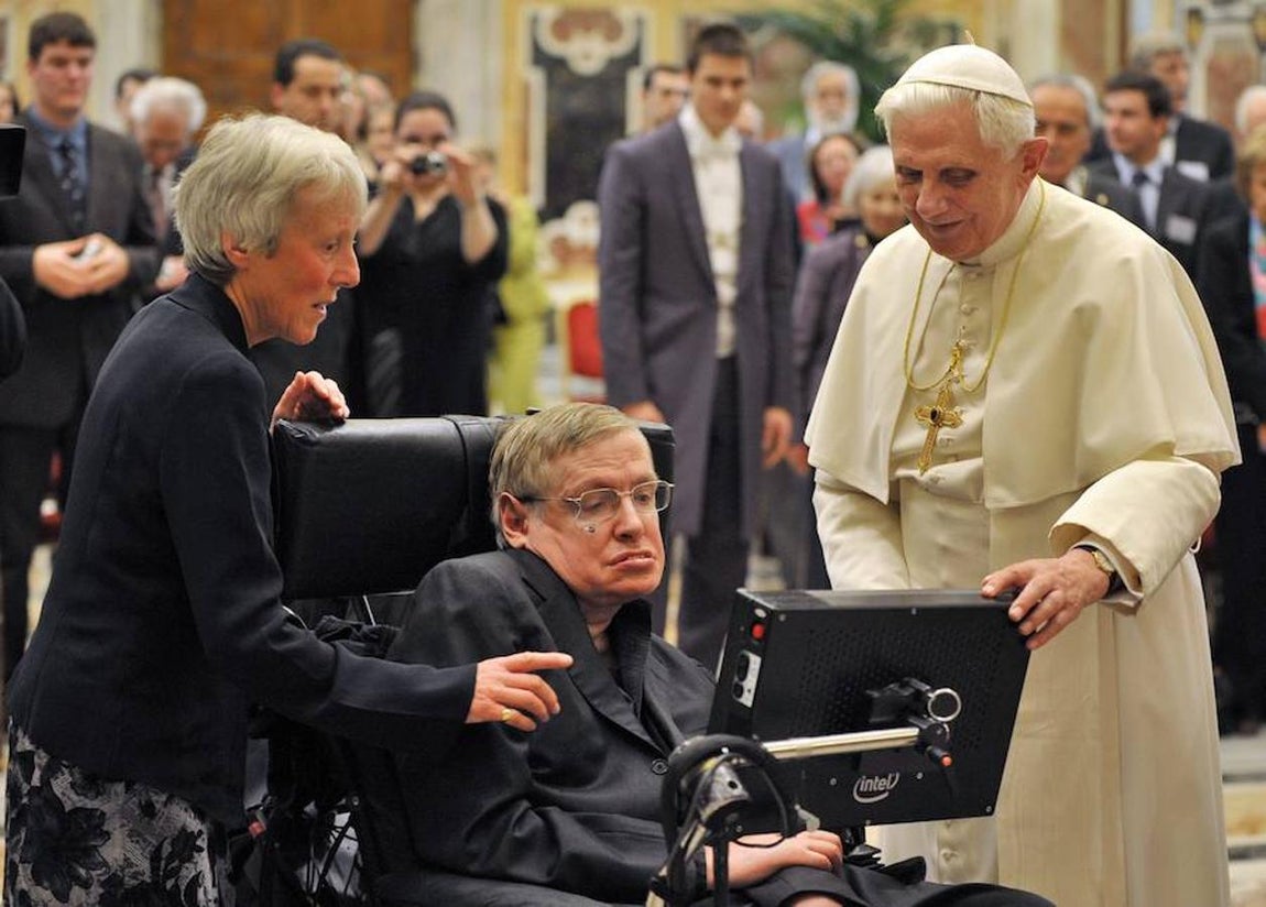 Con el Papa Benedicto XVI en octubre del año 2008. Sus teorías sobre el origen del universo resultaron interesantes incluso dentro de la Iglesia. 