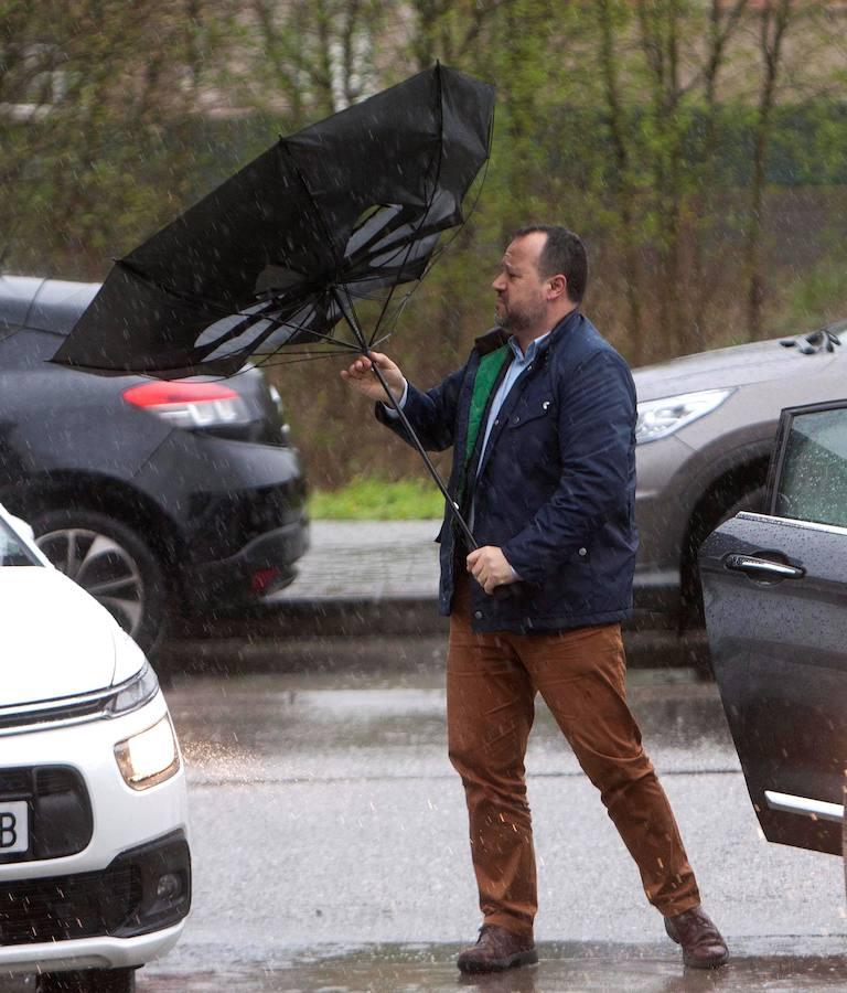 La llegada de «Gisele» a España, en imágenes. La llegada de Gisele ha puesto en alerta (amarilla o naranja) a 39 provicias por lluvia, nieve y olas de entre 5 y 6 metros, junto con rachas de viento que podrían alcanzar los 120 kilómetros hora, informa la Agencia Estatal de Metereología (Aemet).