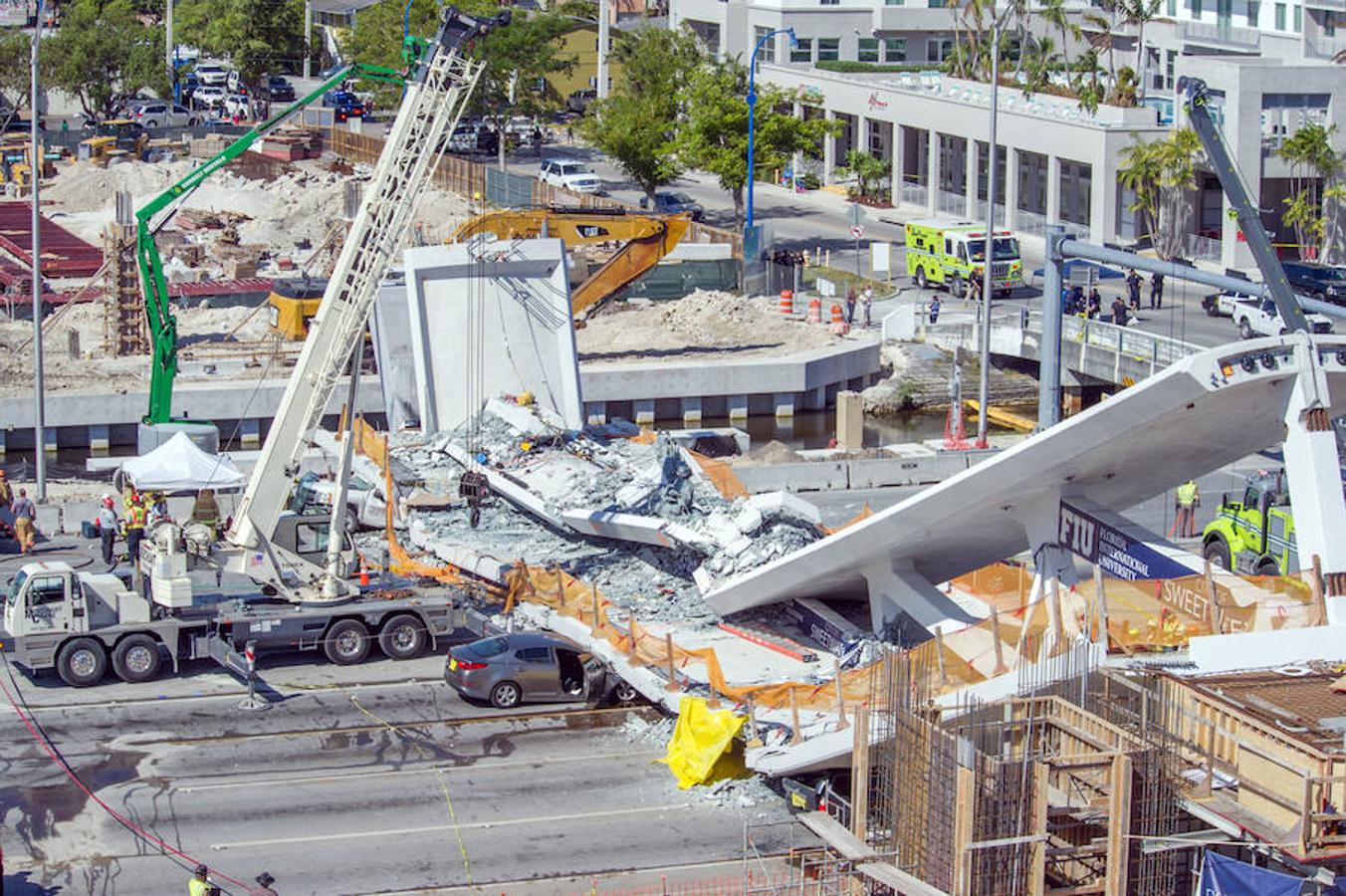 Vista del puente para peatones que se ha derrumbado este jueves en las cercanías de la Universidad Internacional de Florida (FIU), en la ciudad estadounidense de Miami.. 
