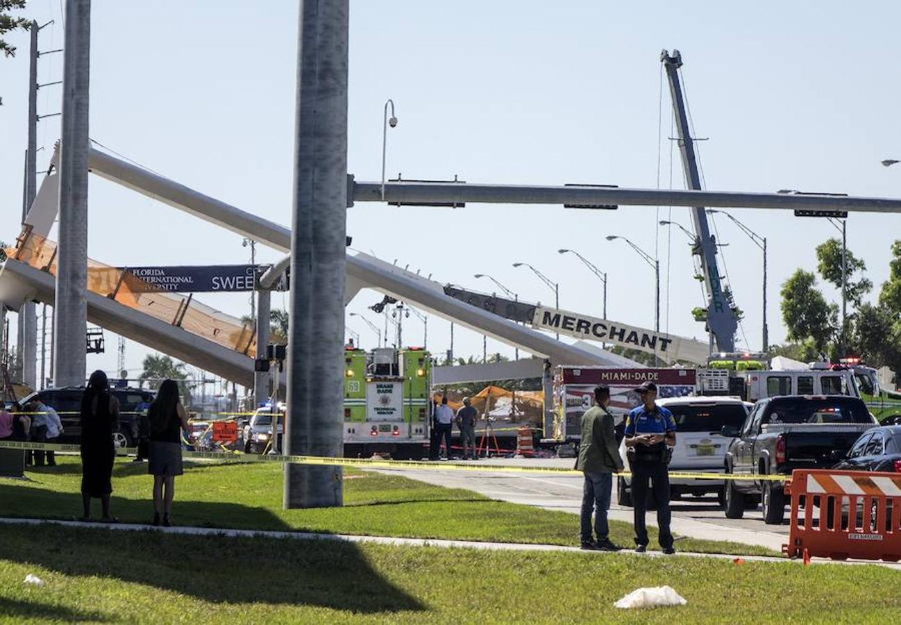 Miembros de los equipos de emergencias trabajan en el puente para peatones que se ha derrumbado este jueves en las cercanías de la Universidad Internacional de Florida (FIU), en la ciudad estadounidense de Miami.. 