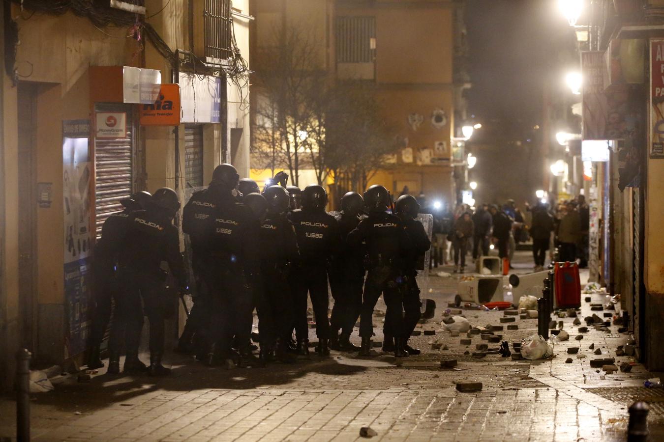 Los disturbios en Lavapiés, en imágenes