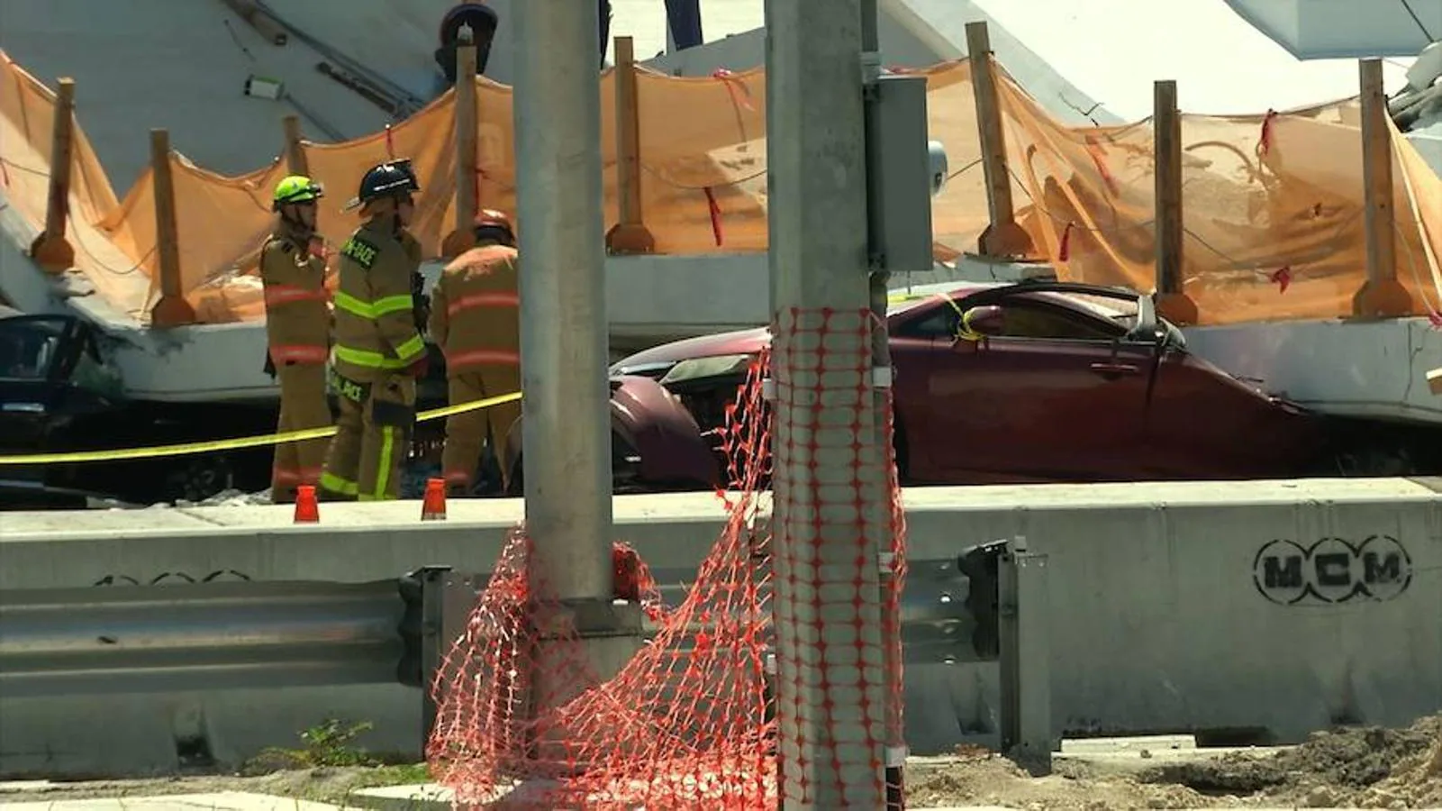 Las dramáticas imágenes de la caída de un puente peatonal en Florida. 