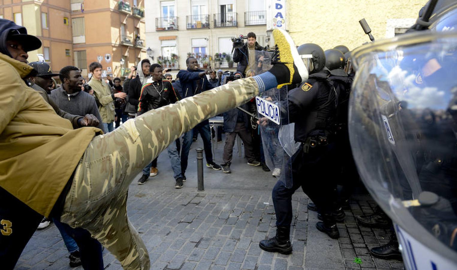 Los disturbios en Lavapiés, en imágenes