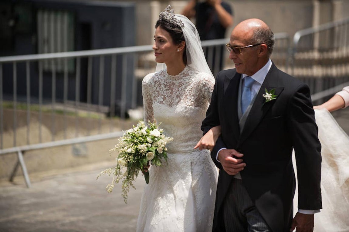 La novia se decantó por la diadema floral de la casa Hannover. 