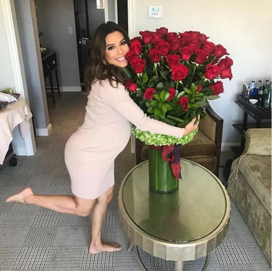 Eva Longoria no puede irradiar más felicidad. Por sus 43 primaveras recién cumplidas, la actriz ha recibido un espectacular ramo de rosas, aunque sin duda lo que más le alegra es el hecho de que está a punto de convertirse en madre primeriza. 
