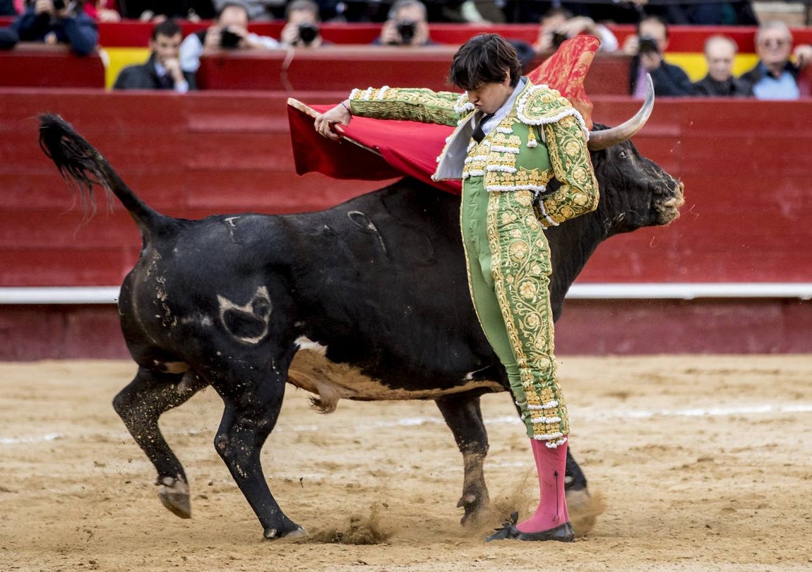 La explosiva faena de Roca Rey a un gran toro de Cuvillo, en imágenes