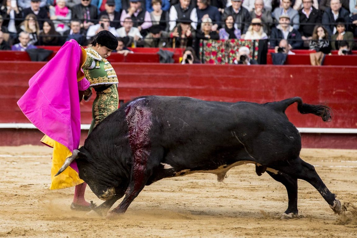 La explosiva faena de Roca Rey a un gran toro de Cuvillo, en imágenes