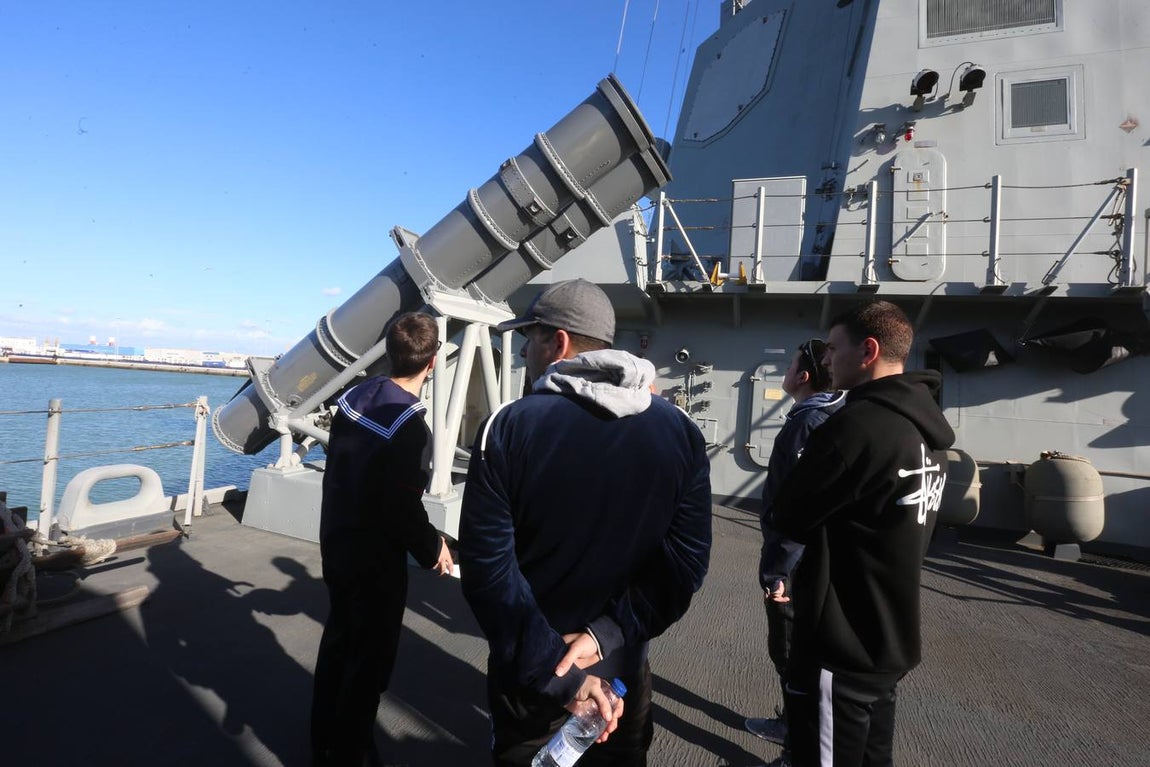 Jornada de puertas abiertas en la fragata Méndez Núñez