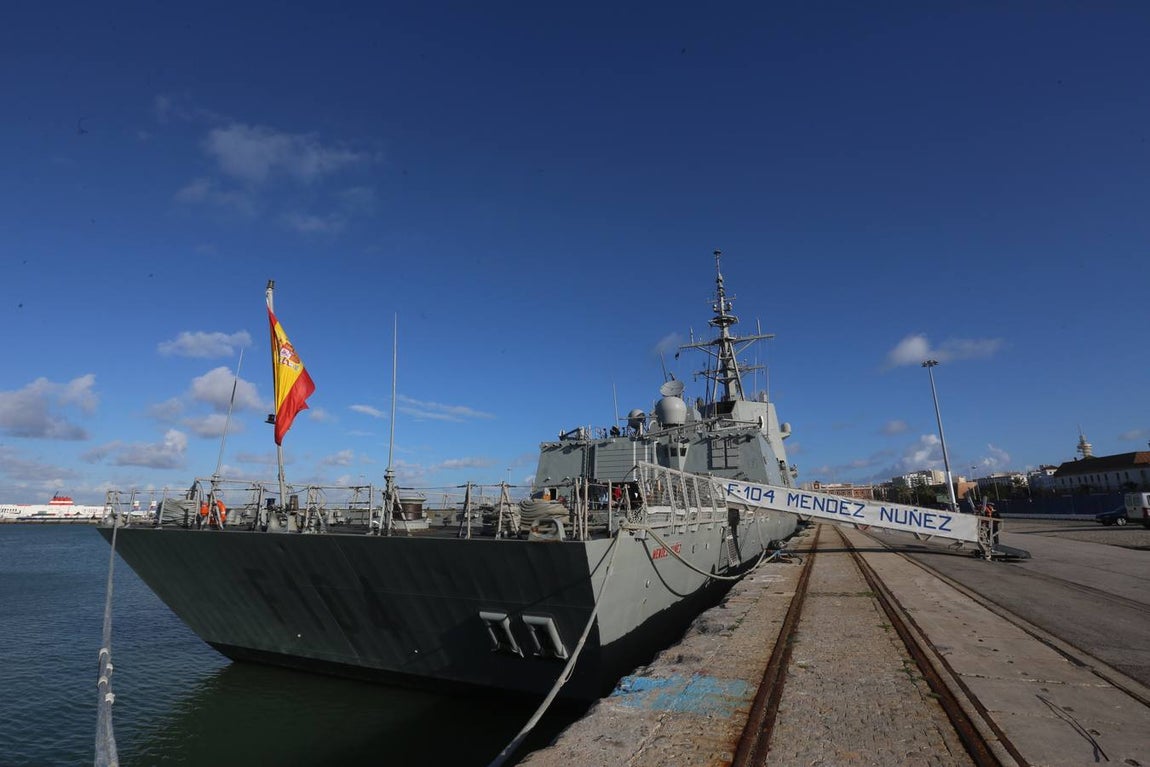 Jornada de puertas abiertas en la fragata Méndez Núñez