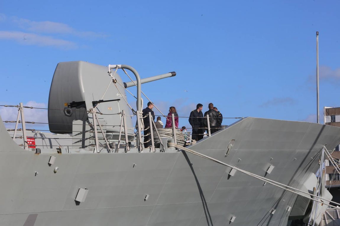 Jornada de puertas abiertas en la fragata Méndez Núñez