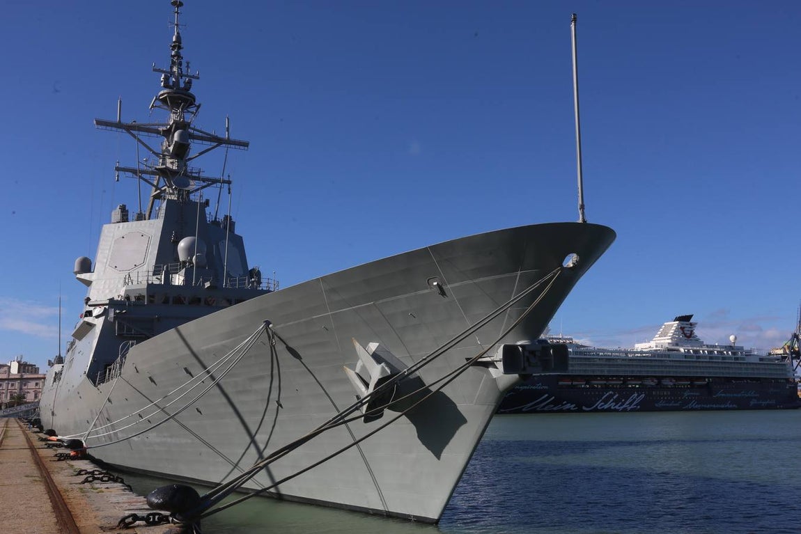 Jornada de puertas abiertas en la fragata Méndez Núñez