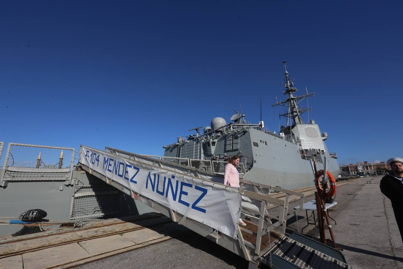 Jornada de puertas abiertas en la fragata Méndez Núñez