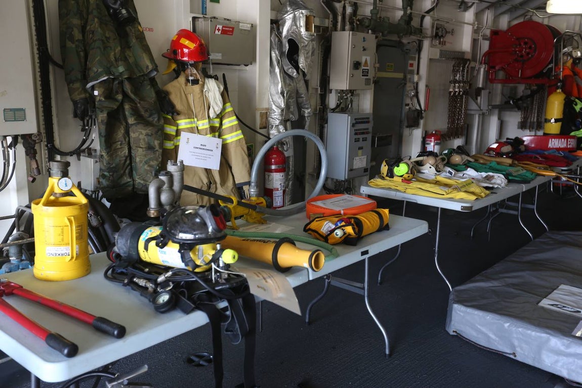 Jornada de puertas abiertas en la fragata Méndez Núñez