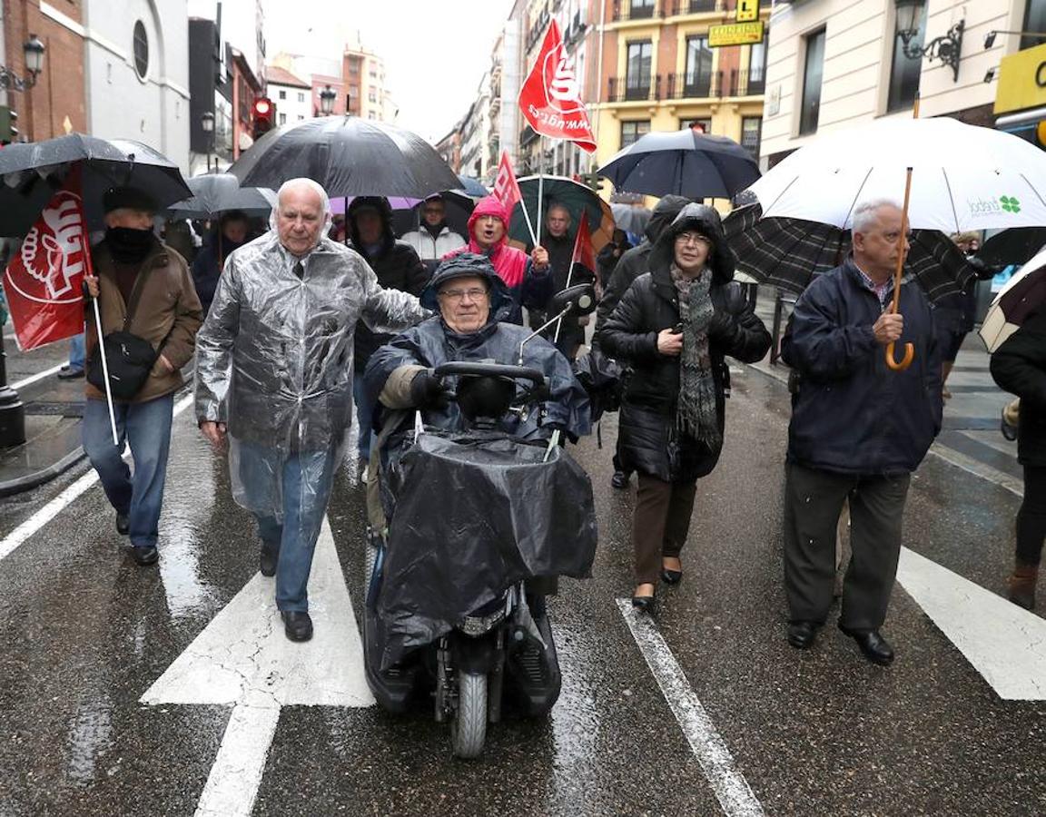 Participantes en la manifestación en defensa de unas pensiones dignas promovida por sindicatos y organizaciones ciudadanas, por el centro de Madrid. 