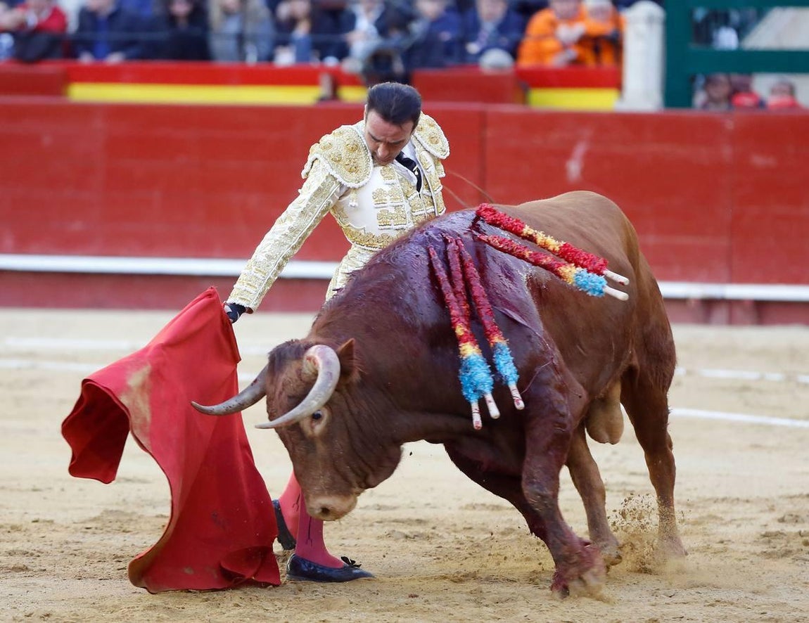 La faena de la puerta grande 39 de Ponce en Valencia, en imágenes