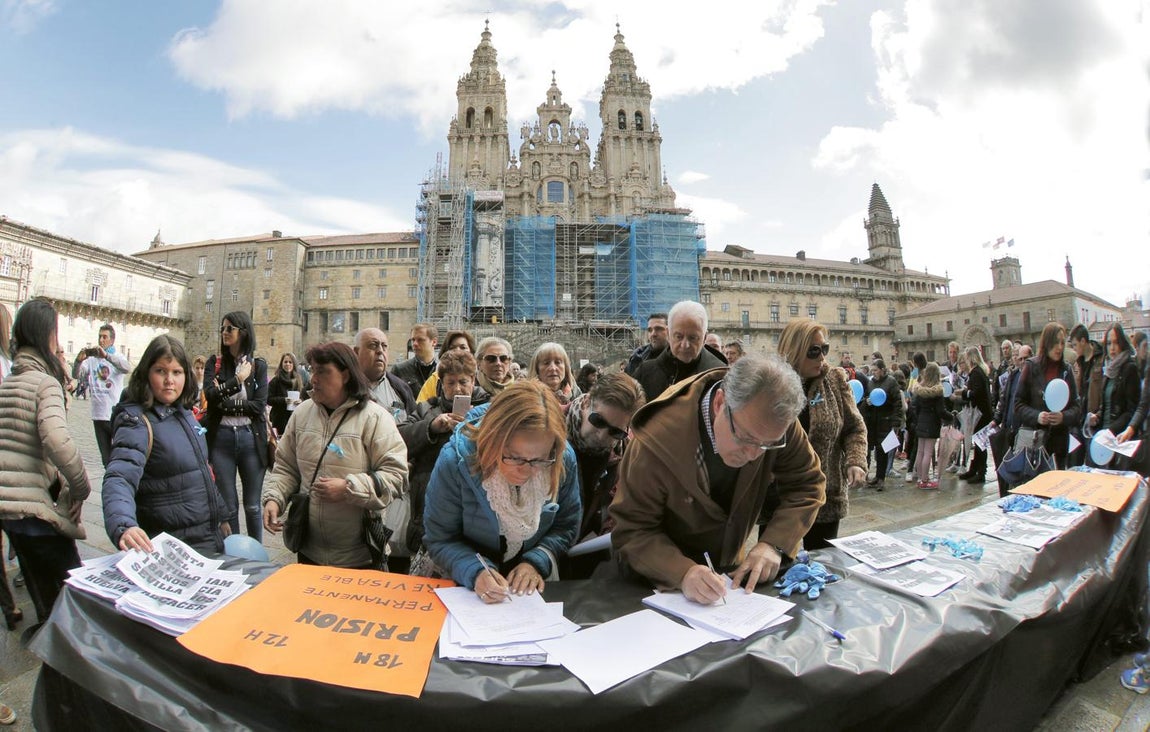 Recogida de firmas en Santiago. Más de un centenar de personas se han reunido hoy en la plaza del Obradoiro en Santiago de Compostela. Durante el acto se ha recordado a las víctimas y se han leído dos manifiestos, uno en memoria de ellas y otro para la no derogación de la prisión permanente revisable.