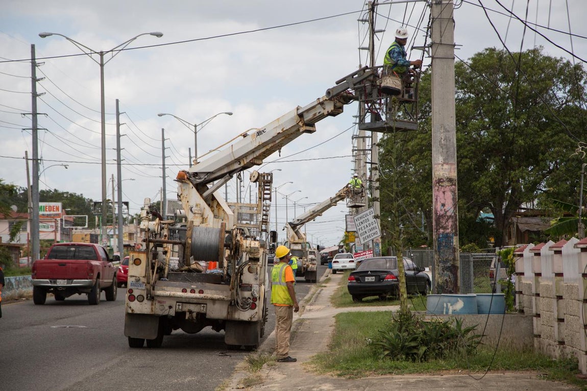 Varias grúas trabajan para recuperar el tendido eléctrico en las proximidades de Arecibo en la costa Norte de la isla. Incluso en zonas como esta en la que se ha recuperado el suministro, la infraestructura es endeble y los apagones, también en la capital, San Juan, son habituales.. 