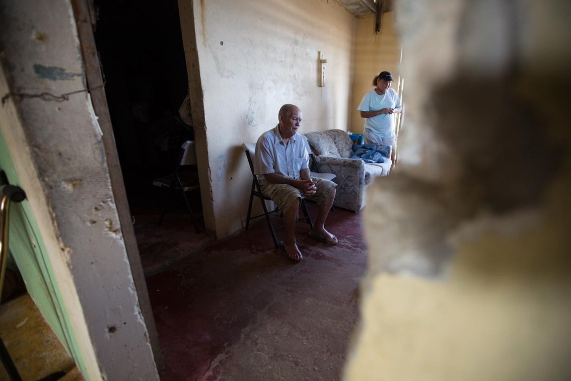 José Morales vive en lo que queda de su casa, en la primera línea de playa de Yabucoa. Sin luz y sin agua, este antiguo pescador, ahora ciego, no tiene otro sitio a dónde ir. Se resigna a llevar seis meses sin electricidad: «Es cosa de los gobernantes, ¿qué se puede hacer?. Nosotros los pobres no podemos hacer nada».. 