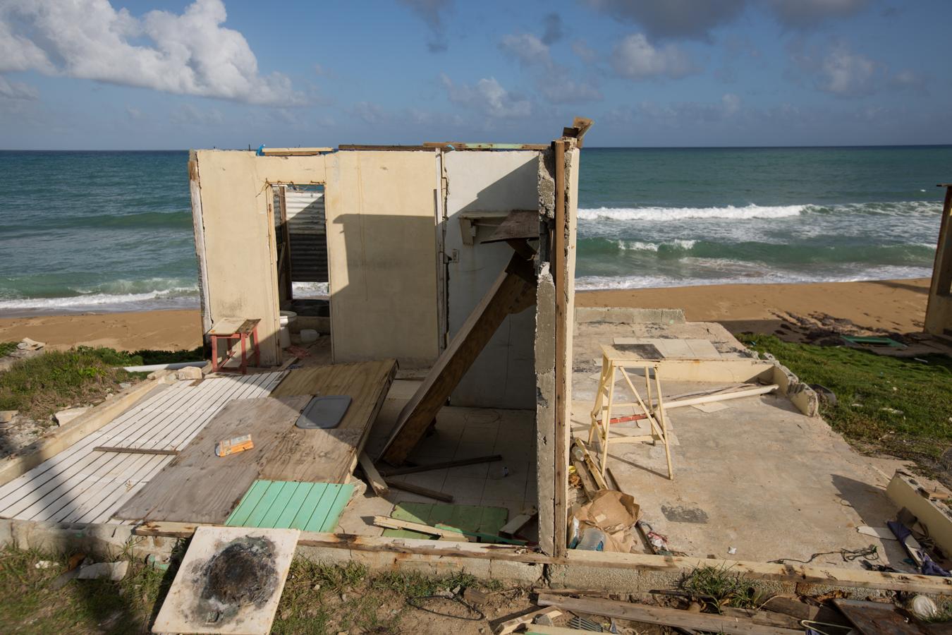 Por la playa de Yabucoa, en el Sureste de Puerto Rico, desembarcó María en la isla. Fue el atardecer del 20 de septiembre del año pasado. Era un huracán de categoría 4, con vientos de más de 250 kilómetros por hora. Se registraron tres tornados en la zona. María arrasó todo lo que encontró a su paso, incluso estructuras de hormigón, como esta casa en la primera línea de playa.. 