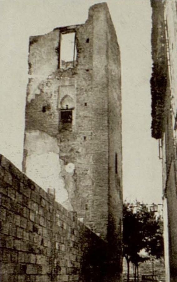 La torre a finales de los años cincuenta del siglo XX desde el callejón de San Cristóbal. FOTO RODRIGUEZ. 
