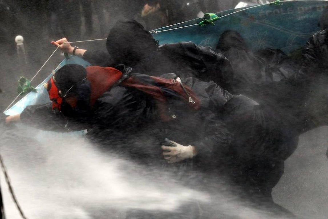Huelga contra la política económica de Macron, en imágenes. Los antidisturbios utilizan chorros de agua contra los manifestantes en París.