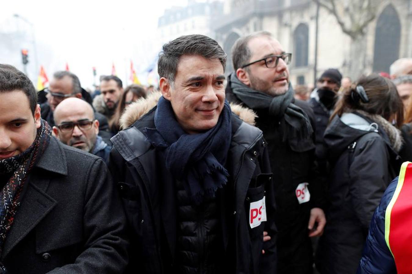 Huelga contra la política económica de Macron, en imágenes. Olivier Faure, secretario general del Partido Socialista Francés (PS) en la principal manifestación en París