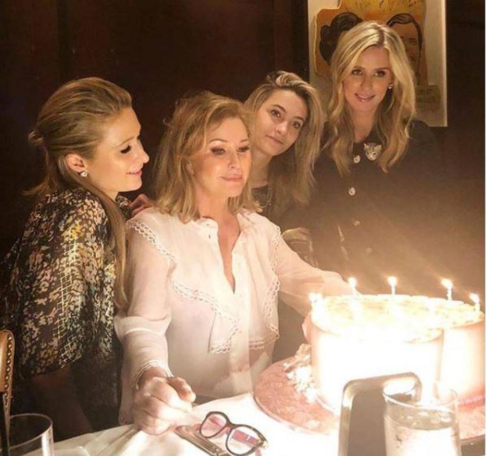 Paris Hilton se reúne con su familia para celebrar el cumpleaños de su madre. 