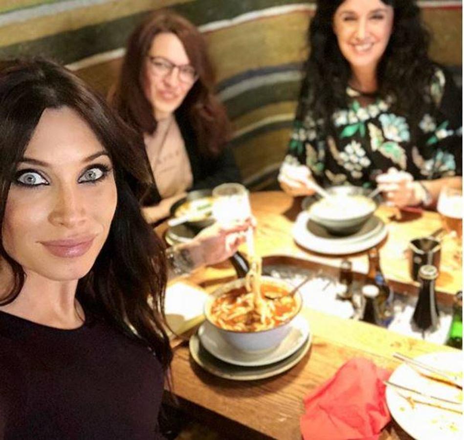 Pilar Rubio disfruta con sus amigas de una cena de 'despedida de embarazo'. 