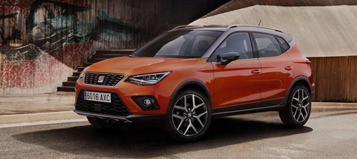 Seat Arona. Llamado así en honor a una localidad de Tenerife, es más alto y más colorido que el modelo en el que se inspira, el Ibiza, aunque comparte con él buena parte de su ADN, su paleta de motores y sus interiores. El Arona es un crossover urbano, una mezcla entre turismo y todoterreno de corte compacto, lo que le permite desenvolverse bien entre el tráfico urbano y aventurarse por pistas algo rotas y caminos en buen estado. Se ofrece con tres motores de gasolina, de 95, 115 y 150CV -este último, de cuatro cilindros y totalmente nuevo, cuenta con tecnología de desconexión activa de cilindros-, y dos diésel, de 95 y 115CV. Todos ellos, con inyección directa, turbocompresor, intercooler y start and stop, y gestionados mediante cambio manual de seis marchas o automático DSG de siete. A mediados de 2018 llegará la versión más ecológica, impulsada por un motor de GNC de 90CV.