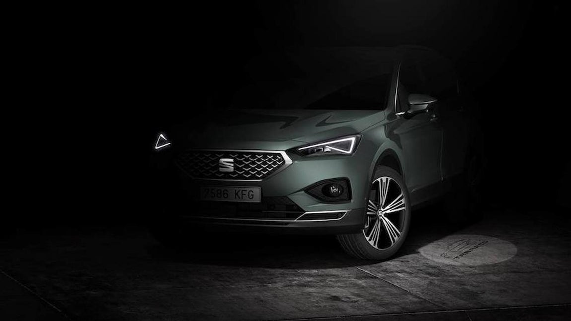 Seat Tarraco. El nuevo coche de Seat ya tiene nombre: Tarraco. Bajo la denominación romana de Tarragona, la marca española comercializará su nuevo SUV o todocamino grande, que estará inspirado en su prototipo de 2015, 20v20. El nuevo Tarraco se fabricará en la planta del grupo Volkswagen en Wolfsburgo (Alemania), donde se encuentra la sede central de la compañía. Allí también se elabora un vehículo similar del grupo, el Volkswagen Tiguan, por lo que ambos coches podrían compartir numerosos componentes. Ambos emplearán la plataforma MQB A2, la misma que también utiliza el Skoda Karoq. Ello hace suponer que el Tarraco rondará 4,70 metros de largo, y tendrá una batalla -distancia entre ejes- de al menos 2,7 metros.Será, por tanto, mayor que los actuales SUV de la compañía española, como el Arona -similar en tamaño al Ibiza, aunque más alto- y el Ateca. Tendrá capacidad para 5 ó incluso 7 pasajeros y un amplio maletero que podría superar los 600 litros.Al igual que sus «primos» Tiguan y Karoq, el Tarraco contaría con tracción delantera o total, que Seat denomina 4Drive -así funciona-, y una gama de motores diésel y gasolina de 150 a 220CV, sin perjuicio de que más adelante se presenten versiones híbridas o híbridas enchufables.