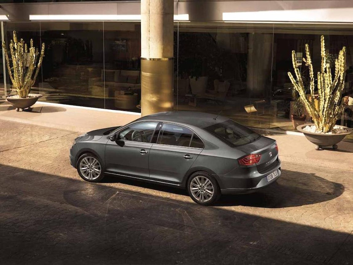 Seat Toledo. La cuarta generación del SEAT Toledo llegó al mercado español en 2012, con el objetivo de complacer a los conductores con necesidad de un maletero de generosas dimensiones, pero con un presupuesto ajustado. Ysuponemos que también con la itnención de romper drásticamente con la imagen del Toledo anterior, que mecánicamente dió muy buen resultado, pero que era bastante «dificil de mirar» debido a sus líneas tan peculiares. En gasolina, la oferta arranca con el propulsor 1.2 TSI de 90 CV con un consumo medio de 4,8 litros a los 100 km. La nueva gama del SEAT Toledo también cuenta con la nueva motorización 1.2 TSI de 110 CV, también con 5 CV más que la versión anterior. Equipada con sistema Start/stop, en este caso las velocidad máxima de 200 km/h y acelera de 0 a 100 en 9,9 segundos, con un consumo medio de 4,9 l/100 km. El propulsor más potente de la gama es el 1.4 TSI de 125 CV (con 3 CV más respecto al modelo anterior de 122 CV).