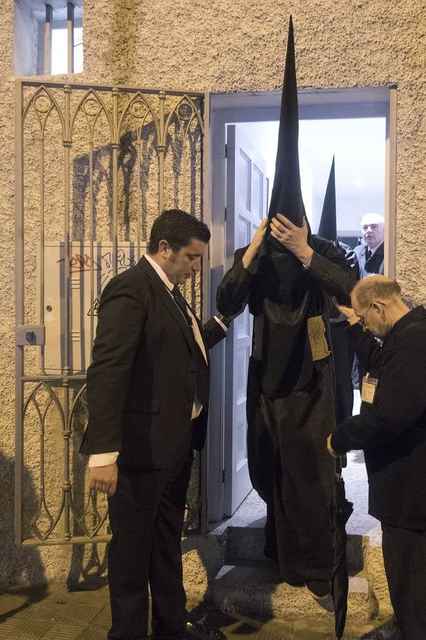 En fotos, el Cristo de Pasión y Muerte en el interior de la Parroquia del Buen Aire en la Semana Santa de Sevilla 2018