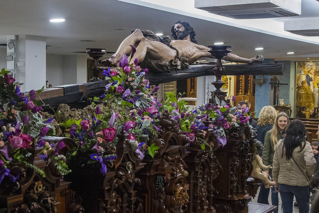 En fotos, el Cristo de Pasión y Muerte en el interior de la Parroquia del Buen Aire en la Semana Santa de Sevilla 2018