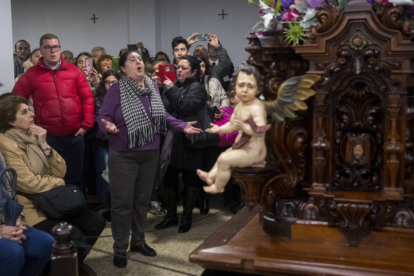 En fotos, el Cristo de Pasión y Muerte en el interior de la Parroquia del Buen Aire en la Semana Santa de Sevilla 2018