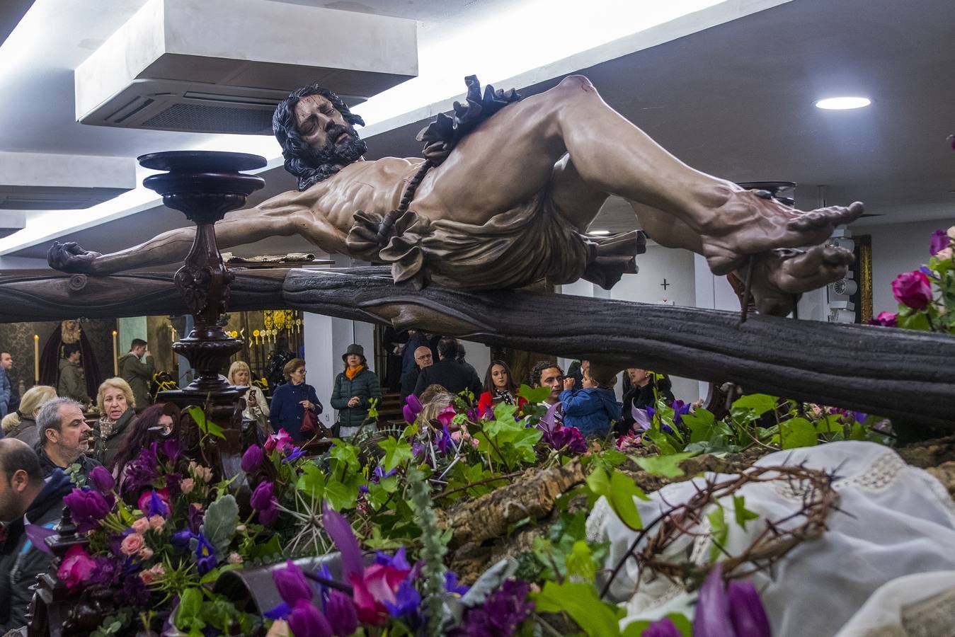 En fotos, el Cristo de Pasión y Muerte en el interior de la Parroquia del Buen Aire en la Semana Santa de Sevilla 2018