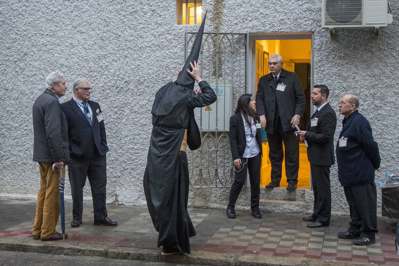 En fotos, el Cristo de Pasión y Muerte en el interior de la Parroquia del Buen Aire en la Semana Santa de Sevilla 2018