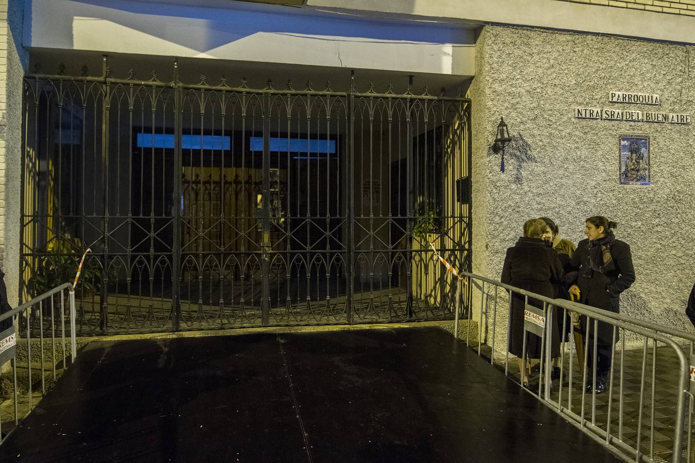 En fotos, el Cristo de Pasión y Muerte en el interior de la Parroquia del Buen Aire en la Semana Santa de Sevilla 2018