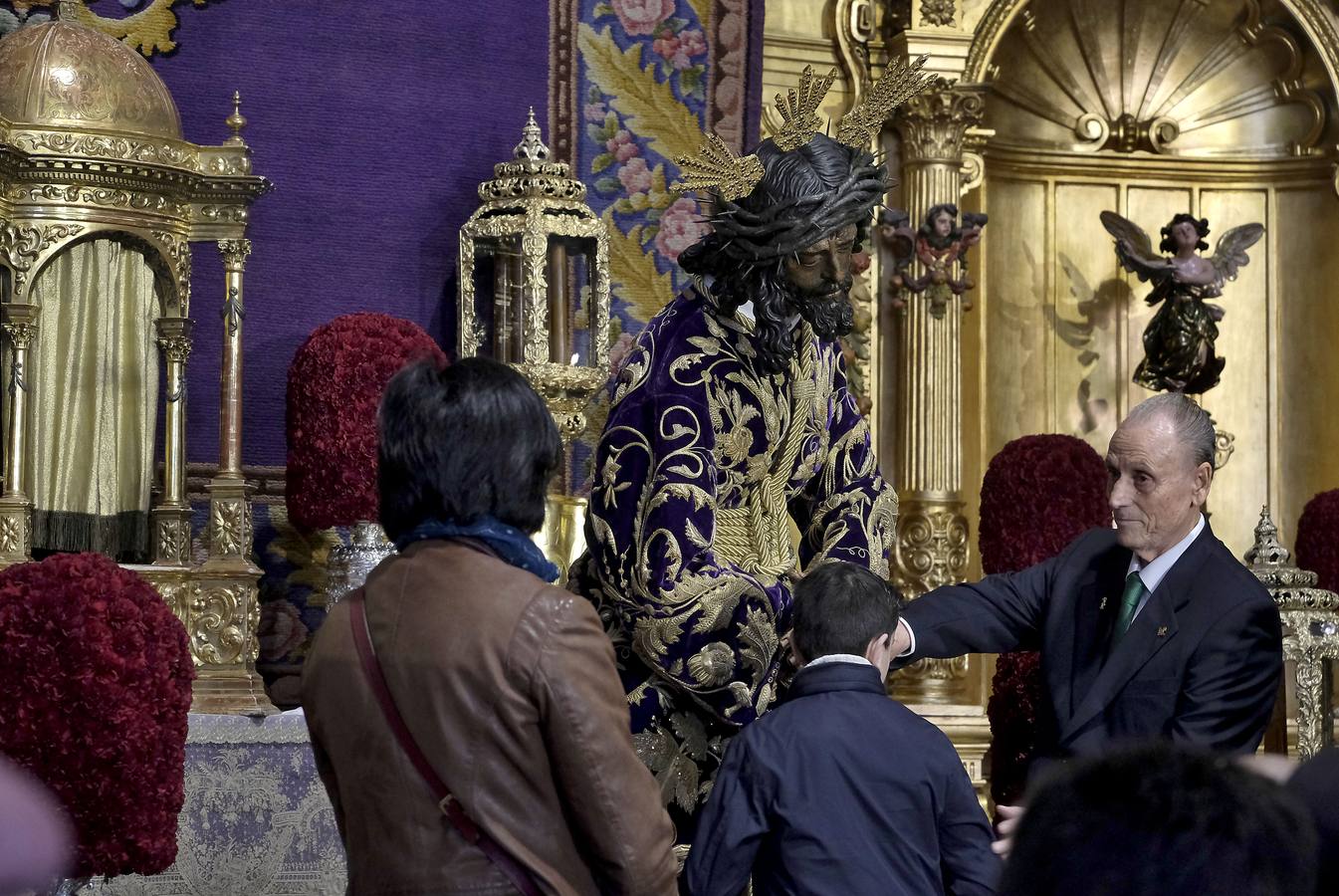 En fotos, devoto Besamanos a Jesús del Gran Poder en la Semana Santa de 2018