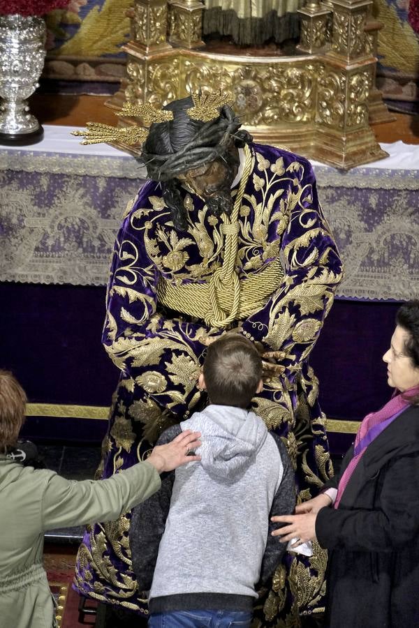 En fotos, devoto Besamanos a Jesús del Gran Poder en la Semana Santa de 2018