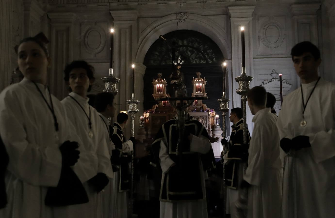 En fotos, recogimiento de la hermandad de La Corona en la Parroquia del Sagrario en la Semana Santa de Sevilla 2018