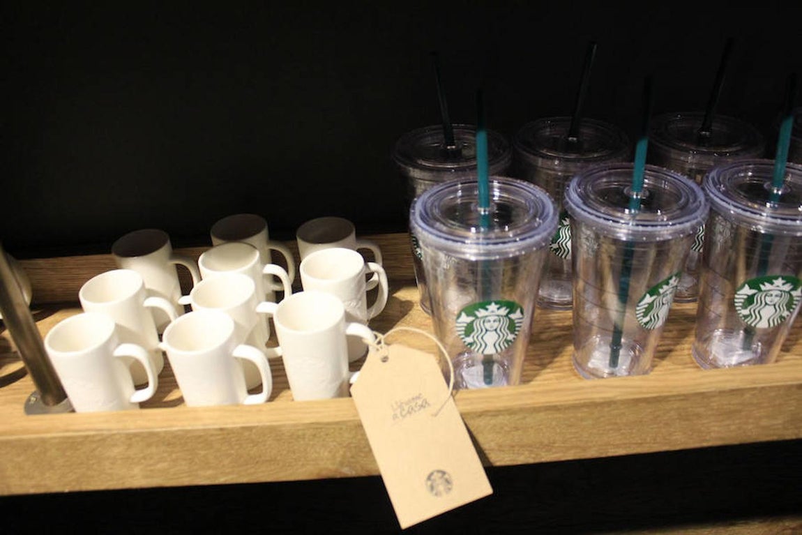 La inauguración de la cafetería Starbucks, en imágenes