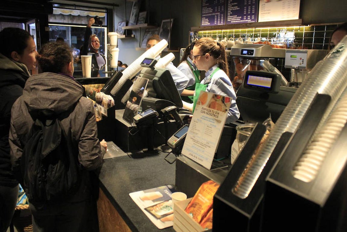 La inauguración de la cafetería Starbucks, en imágenes