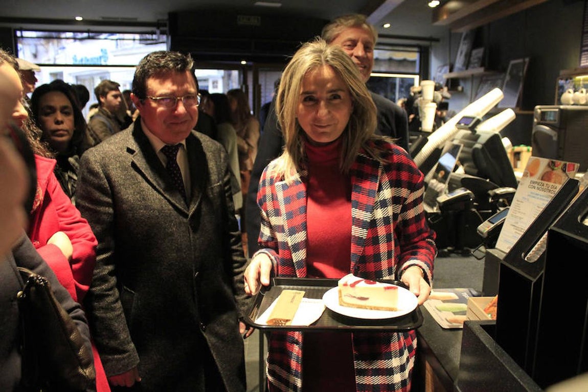 La inauguración de la cafetería Starbucks, en imágenes