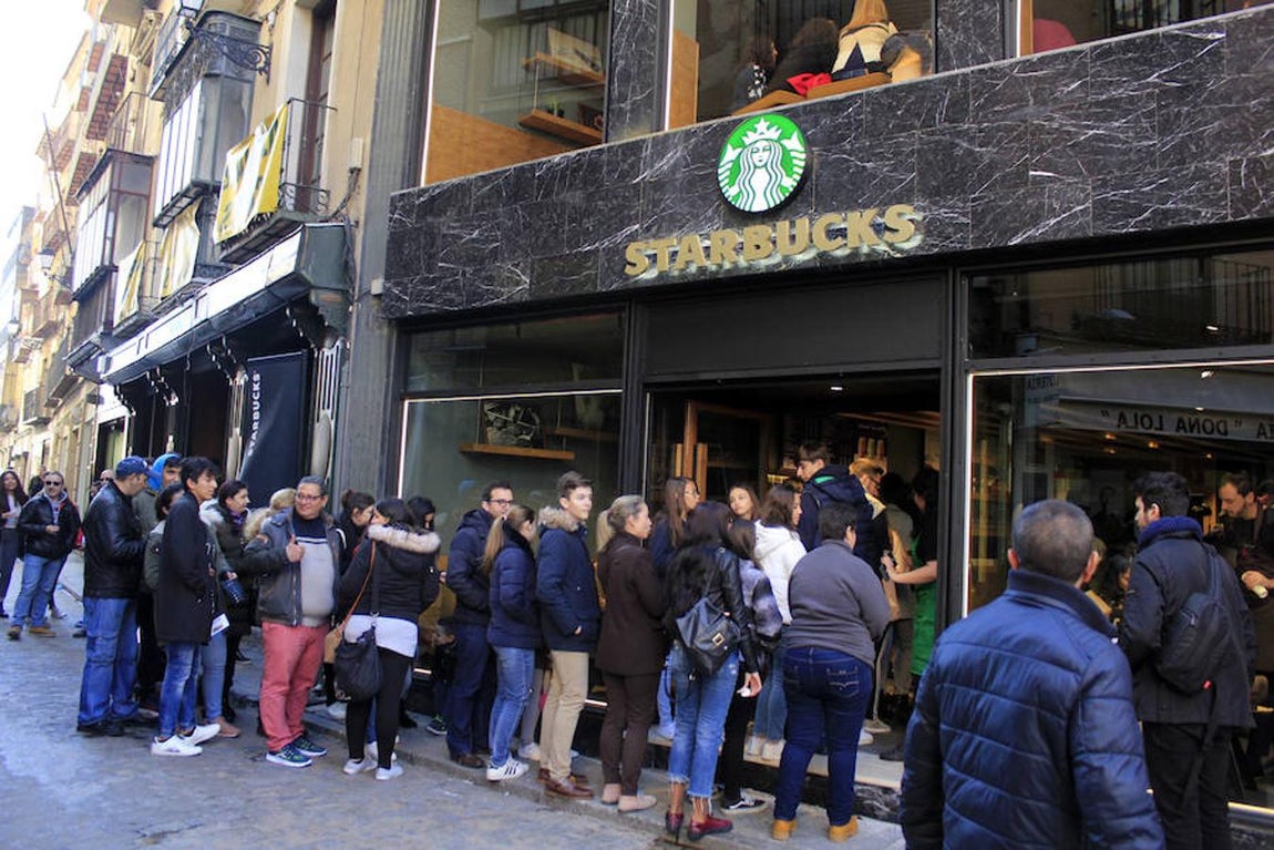 La inauguración de la cafetería Starbucks, en imágenes