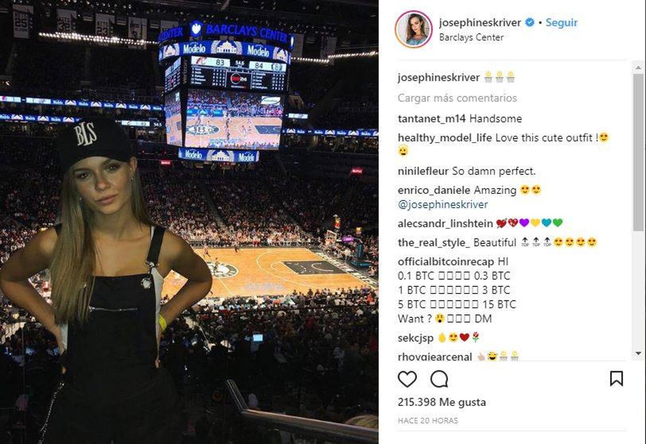 La modelo de Victoria's Secret Josephine Skriver disfrutando de un partido de baloncesto. 