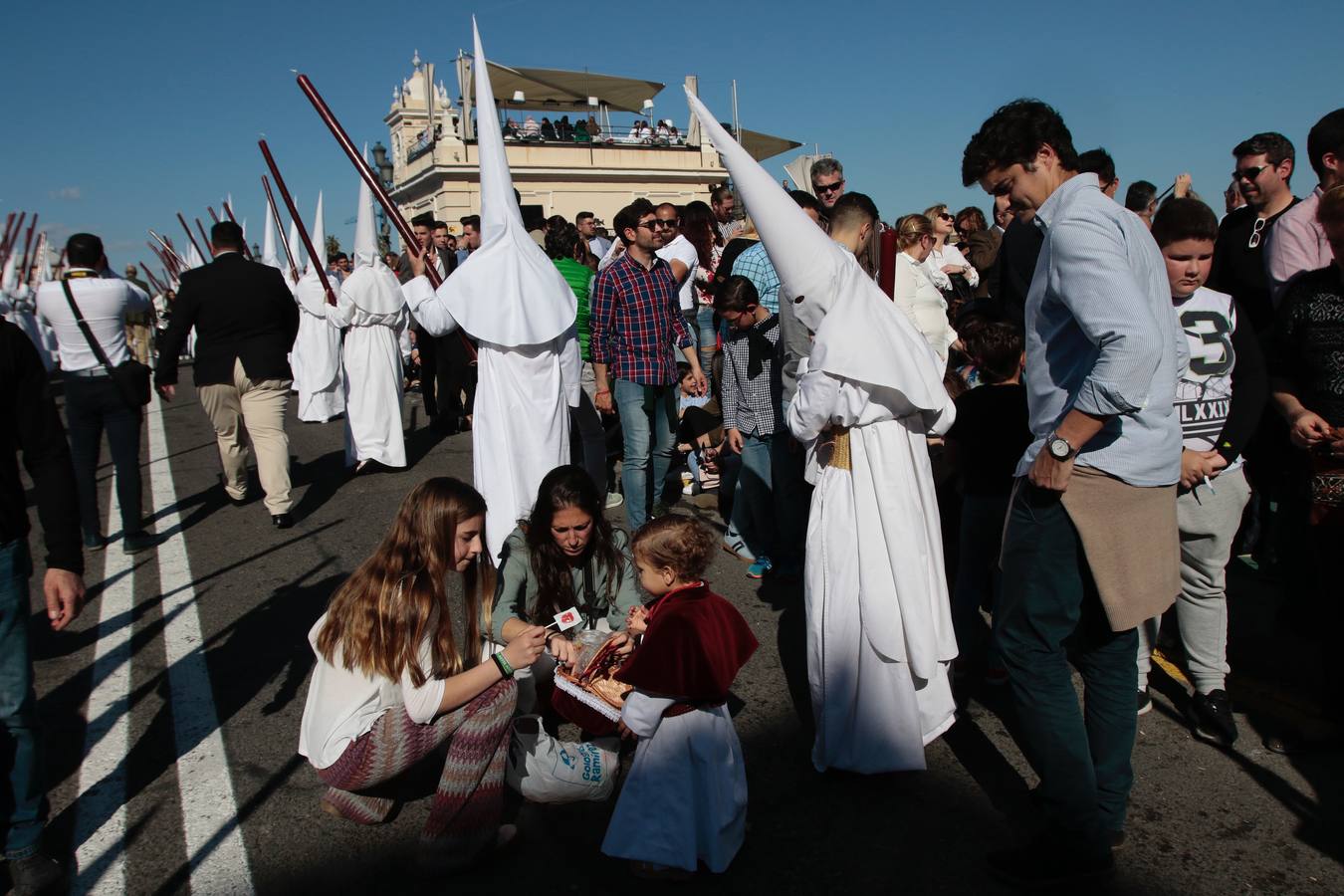 En fotos, Triana se vuelca con la Hermandad de San Gonzalo en este Lunes Santo - Semana Santa de Sevilla 2018